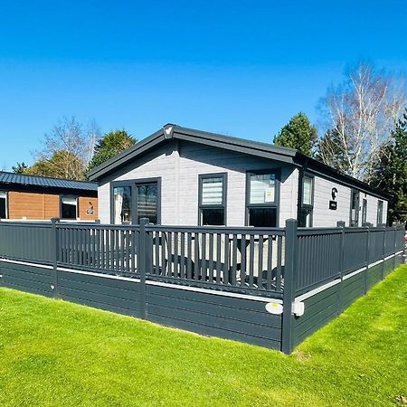 Black Moorhen Lodge With Hot Tub Йорк Екстериор снимка