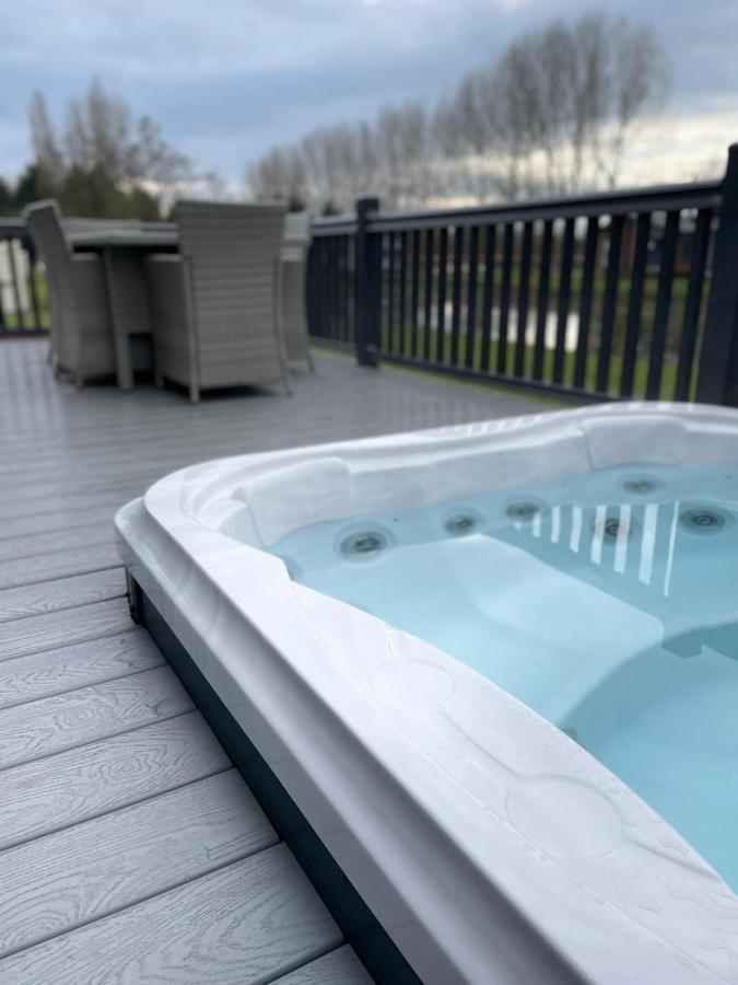 Black Moorhen Lodge With Hot Tub Йорк Екстериор снимка