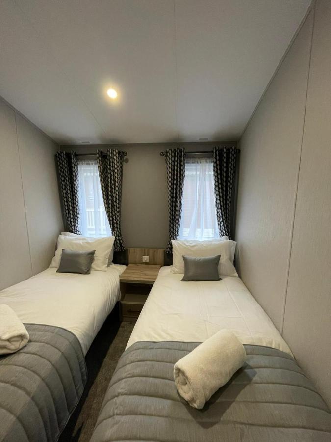 Black Moorhen Lodge With Hot Tub Йорк Екстериор снимка