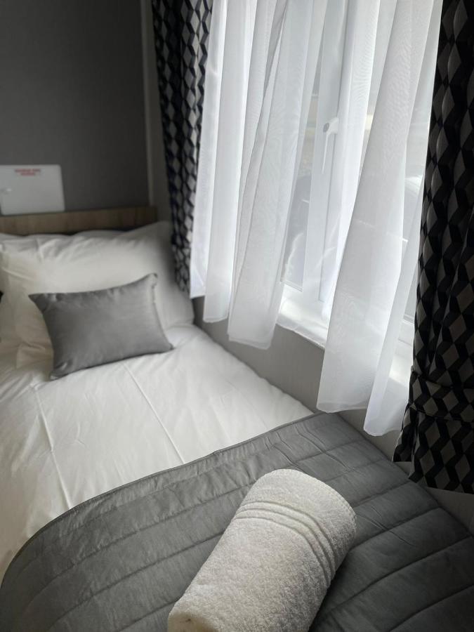 Black Moorhen Lodge With Hot Tub Йорк Екстериор снимка