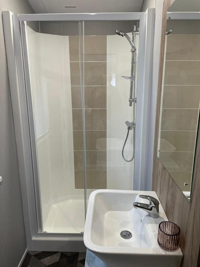 Black Moorhen Lodge With Hot Tub Йорк Екстериор снимка