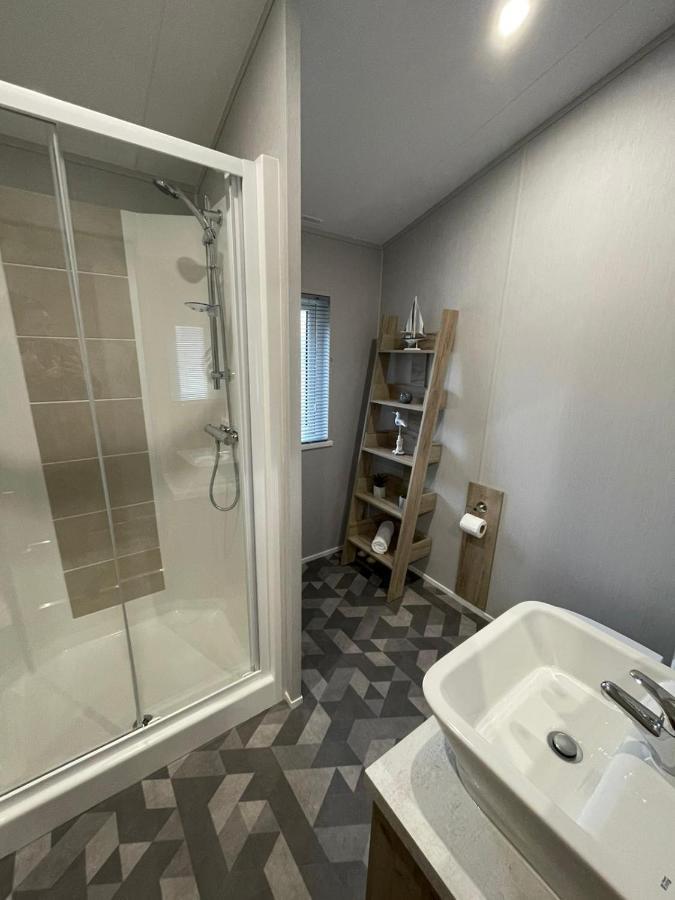 Black Moorhen Lodge With Hot Tub Йорк Екстериор снимка